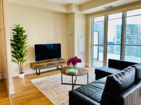 Central Toronto Suite with Free Parking, City Views, across CN Tower